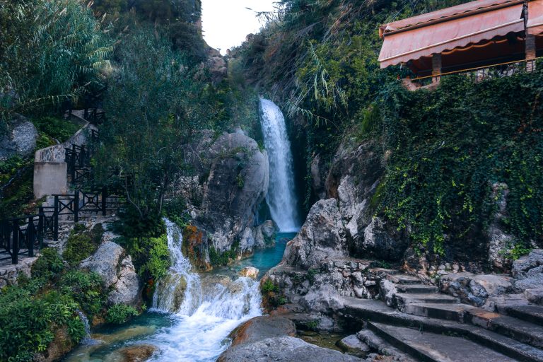 Discover spectacular Fonts de l'Algar waterfalls