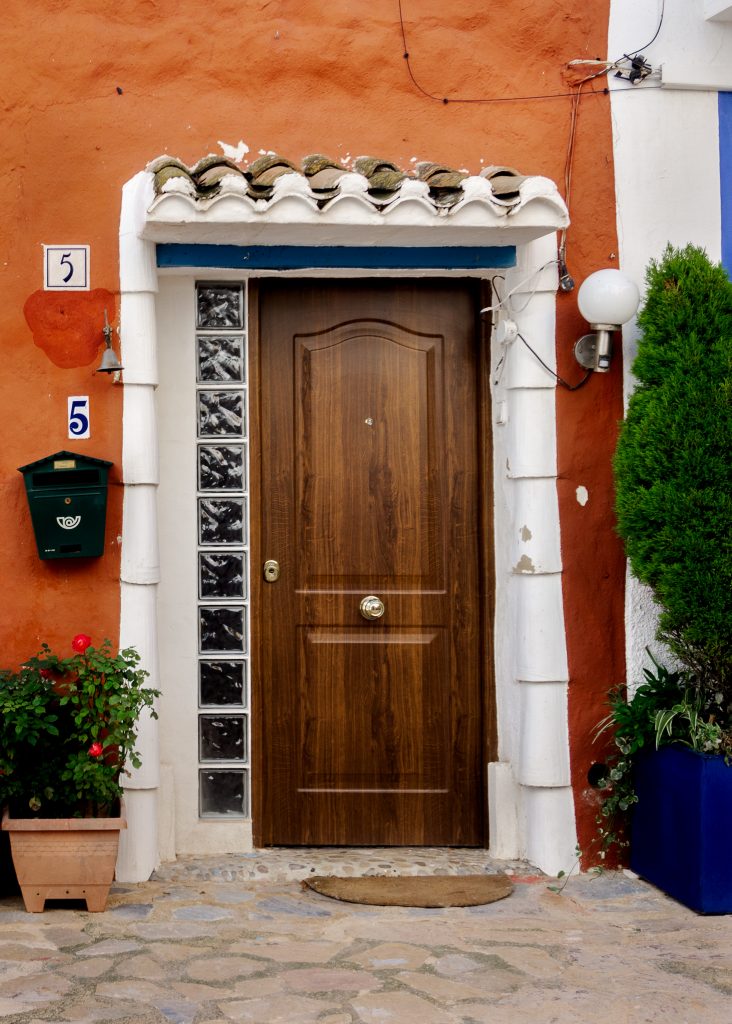 Fun facts about Spain - doors with knobs