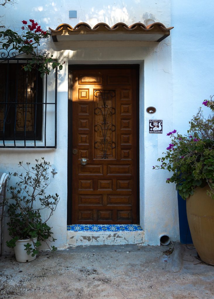Fun facts about Spain - doors with knobs