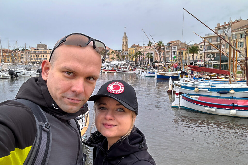 Happy Little Traveler team exploring Sanary sur Mer