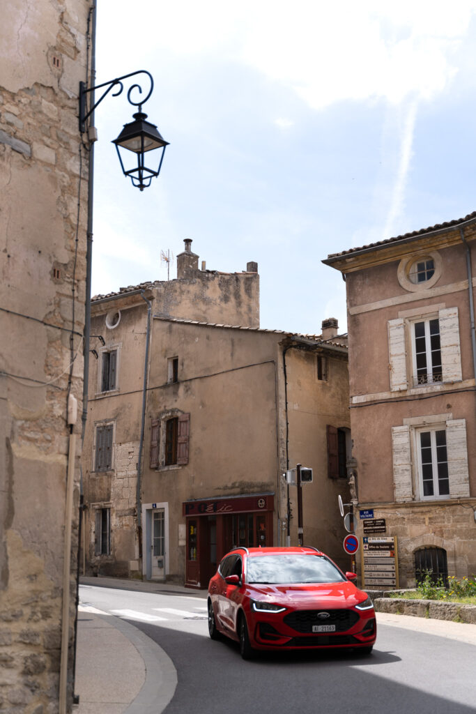How to get to Bonnieux village France