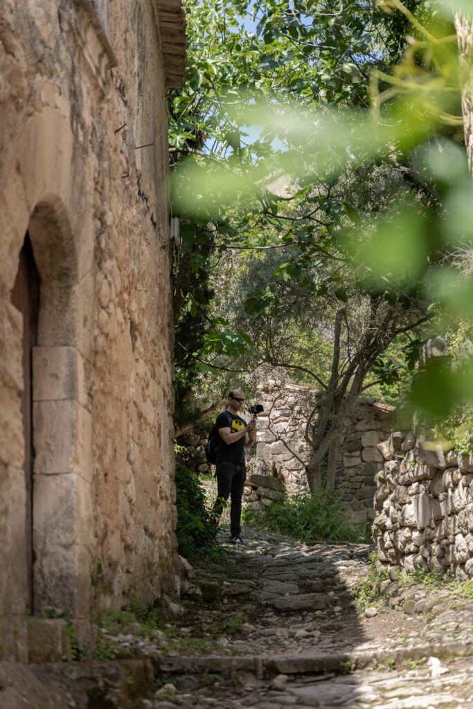 Strolling around medieval Oppede le Vieux village
