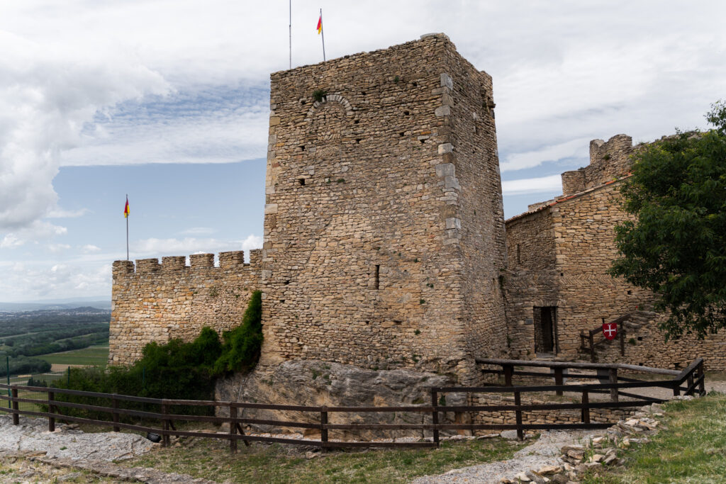 Exploring Fortress of Mornas in Provence