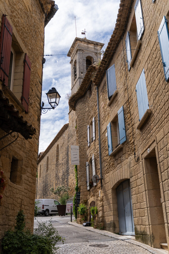 Chateauneuf du Pape charming church street