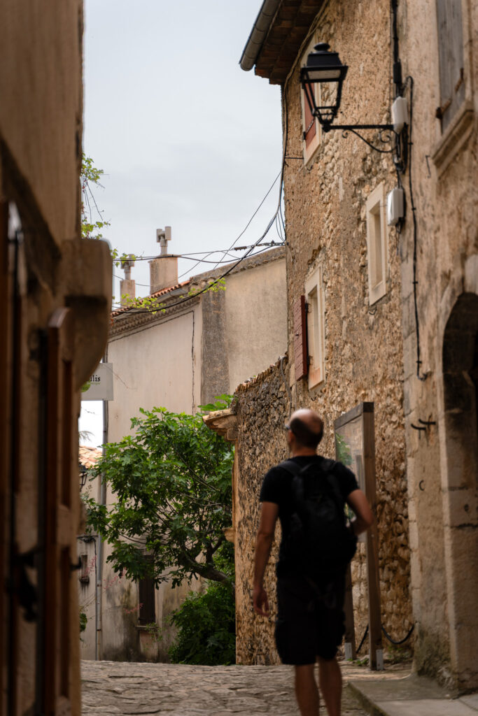 Exploring Simiane la Rotonde medieval streets