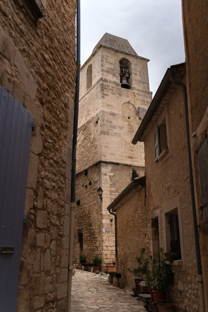 Simiane la Rotonde historic streets