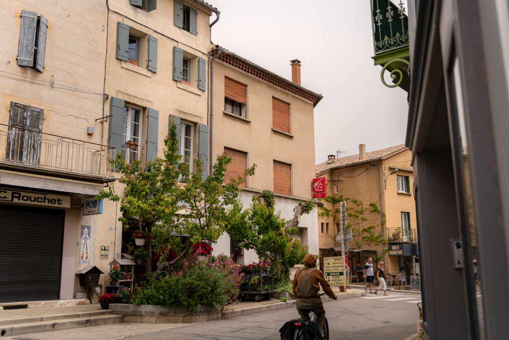 How to get to Sault France lavender village
