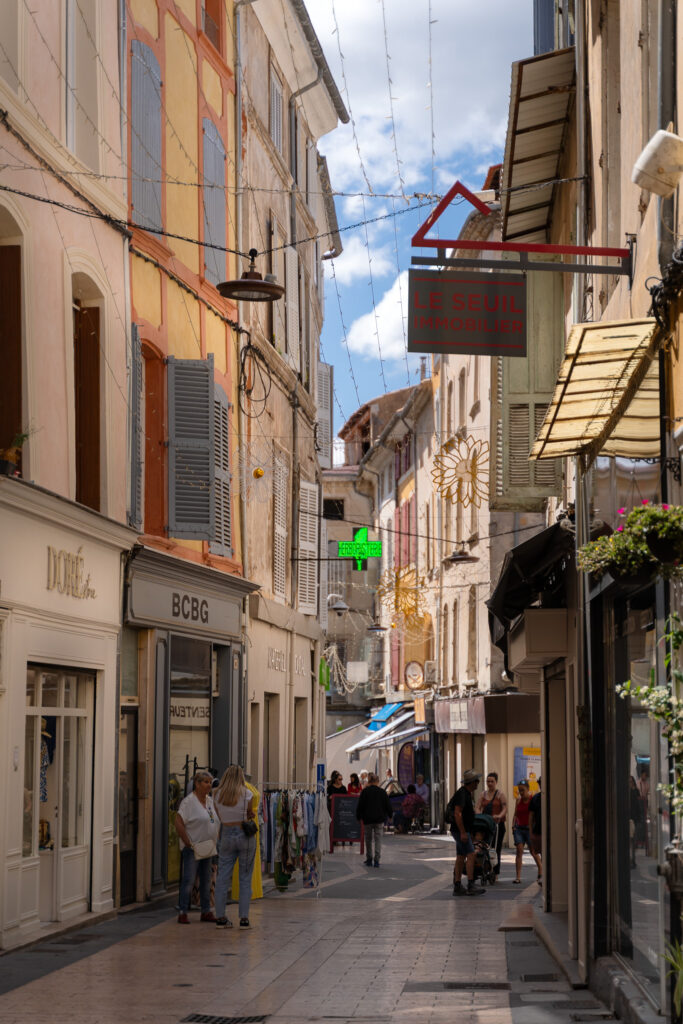 Exploring town of Apt Frace